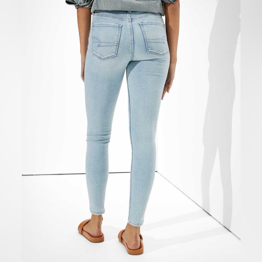 American Eagle Light Wash Jeans - Hi Rise